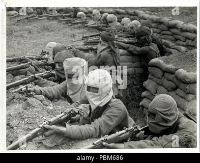 801 d'infanterie indienne dans les tranchées, préparé contre une attaque au gaz (Photo 24-300) Banque D'Images