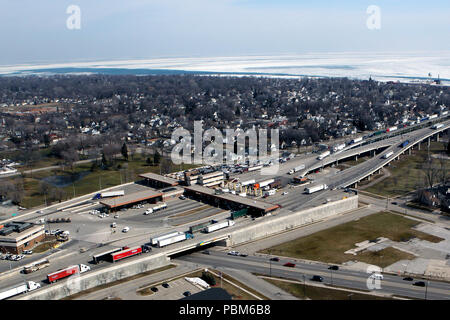 Les flux de trafic sur le pont Ambassador voyageant à point d'entrée aux États-Unis à partir du Canada. Il est le poste frontalier international en Amérique du Nord en termes de volume des échanges (à partir de 2011 lorsque cette photo a été prise) Banque D'Images