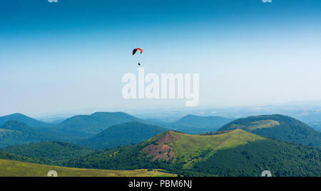 Parapente , Parc naturel régional des volcans d'Auvergne, Patrimoine mondial de l'UNESCO, département du Puy de Dôme, Auvergne-Rhône-Alpes, France Banque D'Images