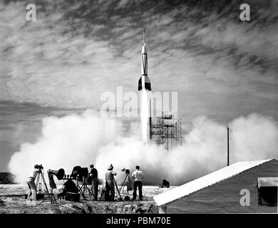 (24 juillet 1950) Un nouveau chapitre dans l'espace vol a commencé en juillet 1950 avec le lancement de la première fusée de Cape Canaveral, Floride : le bouclier 8. Ci-dessus, Bouclier 8 est un ambitieux programme de fusée à deux étages ont occupé une base de missiles V-2 avec un caporal WAC fusée. Banque D'Images