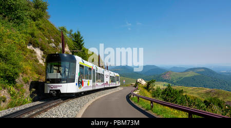 Panoramique des dômes, train touristique du Puy de Dôme, Parc naturel régional des volcans d'Auvergne, Puy de Dôme , Auvergne, France Banque D'Images