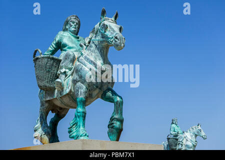 Paardenvissers clonés, sculptures en bronze de crevette à cheval sur la plage de Koksijde, Flandre occidentale, Belgique Banque D'Images