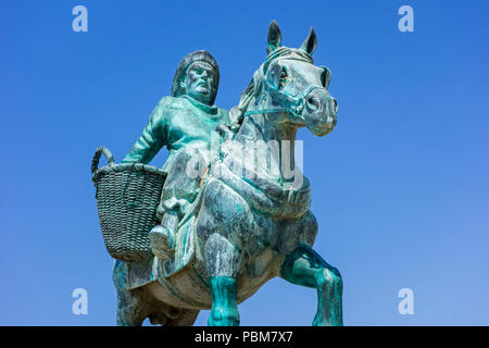 Paardenvisser clonés, sculpture en bronze de shrimper à cheval sur la plage de Koksijde, Flandre occidentale, Belgique Banque D'Images