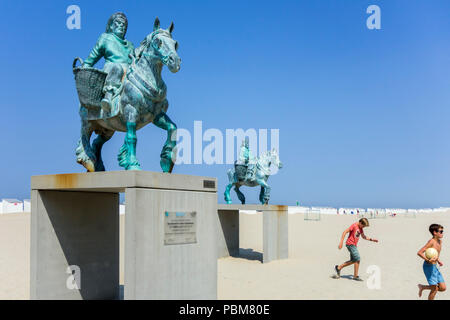 Paardenvissers clonés, sculptures en bronze de crevette à cheval sur la plage de Koksijde, Flandre occidentale, Belgique Banque D'Images