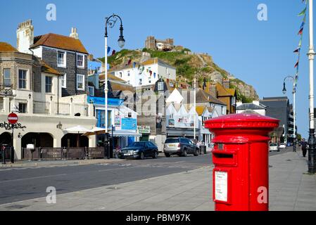 Le front de mer de Hastings vieille ville sur une chaude journée d'été East Sussex England UK Banque D'Images