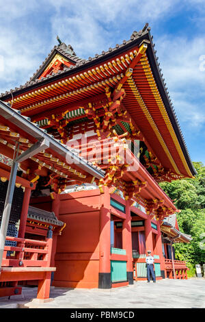 Sculptures fleuri rouge vif et jaune peint dans le Hase-dera, temple bouddhiste Kamakura, près de Tokyo, au Japon. Banque D'Images