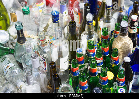 Déchets de verre - déchets jetés des bouteilles en verre. Banque D'Images