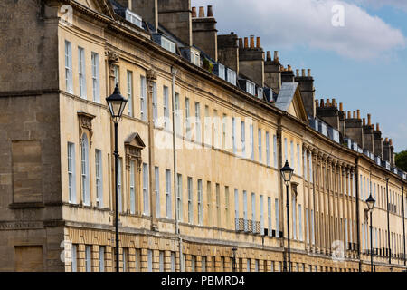 Maisons géorgiennes en terrasse sur la rue Great Pulteney à Bath, Angleterre, Royaume-Uni Banque D'Images