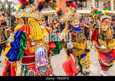 Parramos, Guatemala - 28 décembre 2016 : folk dancers dans mask & costume de danse des Maures et Chrétiens près de Antigua coloniale. Banque D'Images