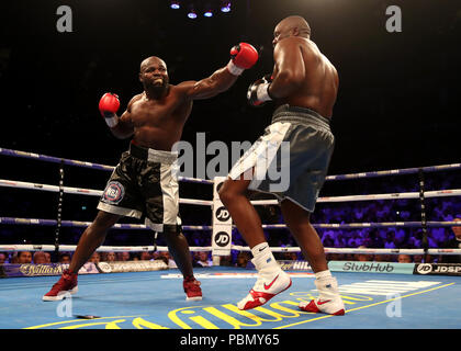 Dereck Chisora (à droite) en action contre Carols Takam durant leur International WBA heavyweight title à l'O2 Arena, Londres. Banque D'Images