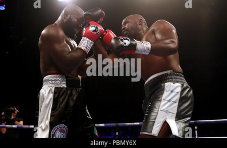 Dereck Chisora (à droite) en action contre Carols Takam durant leur International WBA heavyweight title à l'O2 Arena, Londres. Banque D'Images