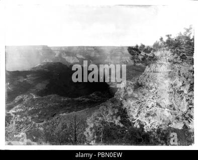 . Anglais : à l'est du Camp de basse, Grand Canyon, 1900-1930 Photographie de la vue vers l'est de Bass Camp, Grand Canyon, 1900-1930. Les branches des arbres au bas du châssis et du côté droit de l'image. Un plateau dans l'ombre est visible au-delà. Plus loin dans la distance, les parois du canyon et RIM sont visibles. Numéro d'appel : SHC-3084 Photographe : Pierce, C.C. (Charles C.), 1861-1946 Nom du fichier : SHC-3084 Date : vers 1900/1930 couverture Partie de Collection : Collection de la Société historique de Californie, 1860-1960 Format : négatifs sur plaque de verre Type : Partie d'images sous-collection : Titre de l'assurance et la confiance, et Banque D'Images