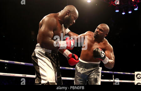 Dereck Chisora (à droite) en action contre Carols Takam durant leur International WBA heavyweight title à l'O2 Arena, Londres. Banque D'Images