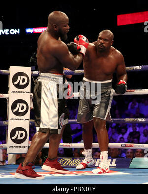 Dereck Chisora (à droite) en action contre Carols Takam durant leur International WBA heavyweight title à l'O2 Arena, Londres. Banque D'Images