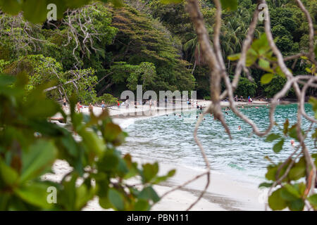 Plage MANUEL ANTONIO, COSTA RICA - 6 mai 2016 : les touristes profiter de l'océan Pacifique dans un cadre isolé et protégé plage de Manuel Antonio National Park Banque D'Images