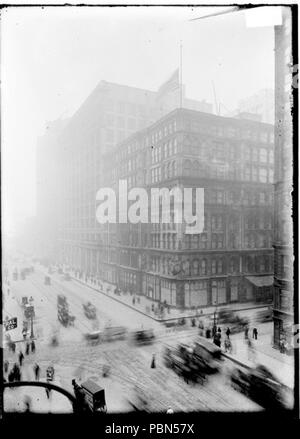 . Anglais : Vue extérieure de la Marshall Field & Company bâtiment vu depuis l'autre côté de la rue intersection avec les charrettes et les chariots se déplaçant le long de la rue en face. Le magasin était situé à situé au 111 North State Street entre l'Est Randolph et à l'est des rues de Washington dans la région de la communauté de la boucle de Chicago. vers 1905 1001 Marshall Field Building en 1905 Banque D'Images