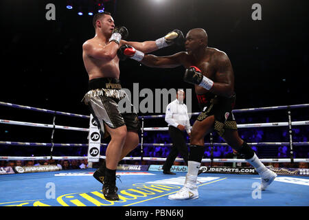 Dillian Whyte (à droite) en action contre Joseph Parker au cours de leur avant son argent WBC Heavyweight Title et WBO Heavyweight Title International à l'O2 Arena, Londres. Banque D'Images