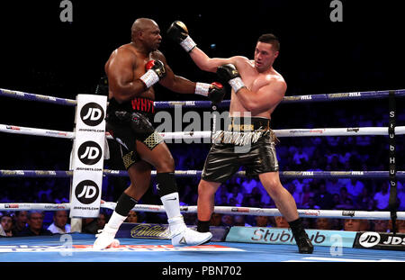 Dillian Whyte (à gauche) en action contre Joseph Parker au cours de leur avant son argent WBC Heavyweight Title et WBO Heavyweight Title International à l'O2 Arena, Londres. Banque D'Images