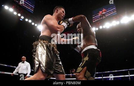 Dillian Whyte (à droite) en action contre Joseph Parker pendant leur argent WBC Heavyweight Title et WBO Heavyweight Title International à l'O2 Arena, Londres. Banque D'Images