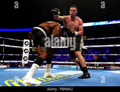 Dillian Whyte (à gauche) en action contre Joseph Parker pendant leur argent WBC Heavyweight Title et WBO Heavyweight Title International à l'O2 Arena, Londres. Banque D'Images