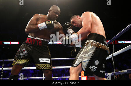 Dillian Whyte (à gauche) en action contre Joseph Parker pendant leur argent WBC Heavyweight Title et WBO Heavyweight Title International à l'O2 Arena, Londres. Banque D'Images