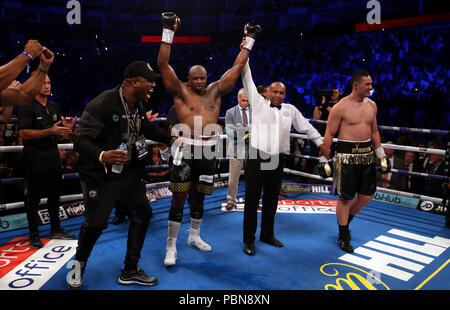 Dillian Whyte célèbre en battant Joseph Park après leur titre WBC Heavyweight Argent et WBO Heavyweight Title International à l'O2 Arena, Londres. Banque D'Images