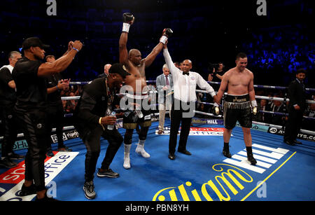 Dillian Whyte célèbre en battant Joseph Park après leur titre WBC Heavyweight Argent et WBO Heavyweight Title International à l'O2 Arena, Londres. Banque D'Images