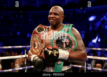 Dillian Whyte célèbre en battant Joseph Park après leur titre WBC Heavyweight Argent et WBO Heavyweight Title International à l'O2 Arena, Londres. Banque D'Images