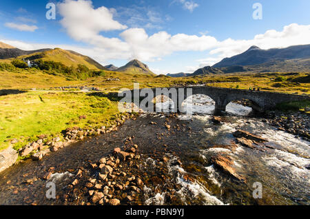 Le pont en arc de pierre sous les montagnes Cuillin à Sligachan sur l'île de Skye dans les Highlands d'Ecosse. Banque D'Images