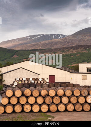 Fort William, Scotland, UK - 21 mai 2010 : barils de whisky sont empilées à l'extérieur de la Distillerie Ben Nevis à Fort William, avec la montagne Ben Nevis ri Banque D'Images