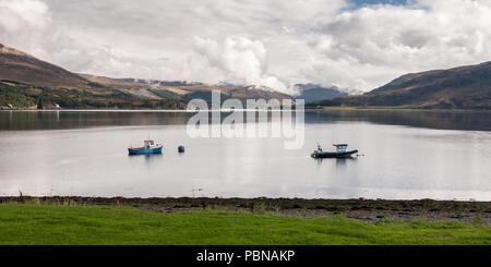 Les bateaux de pêche sont amarrés dans le Loch Broom à Ullapool, sous les montagnes du nord-ouest des Highlands d'Écosse. Banque D'Images