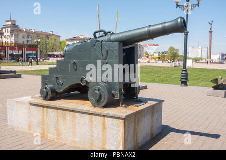 Novorossiysk, Russie - mai 3, 2018 : Monument 12 lb de bateau de plaisance du 13ème siècle, avec un poids de 16,5 kg, installé sur le quai de Novorossiy Banque D'Images