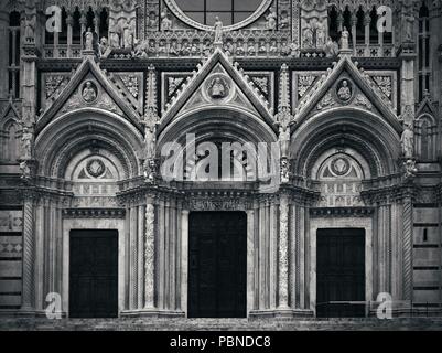 La Cathédrale de Sienne comme gros plan porte le célèbre monument en ville médiévale en Italie. Banque D'Images