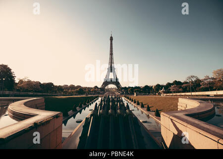 Tour Eiffel avec fontaine tuyau comme le célèbre monument de la ville à Paris Banque D'Images