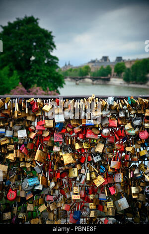 Quantité énorme de cadenas sur pont sur la Seine à Paris Banque D'Images