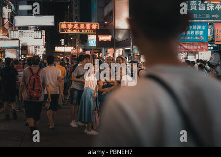 Juillet 28, 2018, Hong Kong Mong Kok : la culture de la rue. Regarder les gens d'un musicien de rue performance à Sai Yeung Choi Street, Mongkok à Hong Kong. Banque D'Images