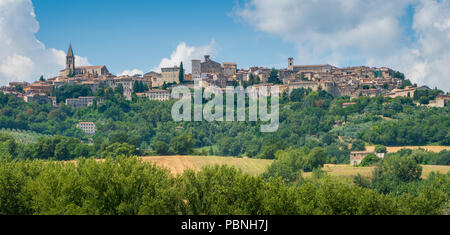 Vue panoramique de Todi, dans la province de Pérouse, Ombrie, Italie. Banque D'Images