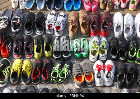 Chaussures de sport colorées sur un étal de marché aux puces, Brême, Allemagne, Europe je Bunte Sportschuhe auf einem Flohmarktstand, Bremer, un Kajenmarkt Flohmarkt Banque D'Images