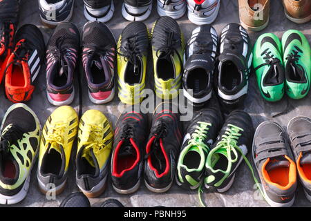 Chaussures de sport colorées sur un étal de marché aux puces, Brême, Allemagne, Europe je Bunte Sportschuhe auf einem Flohmarktstand, Bremer, un Kajenmarkt Flohmarkt Banque D'Images