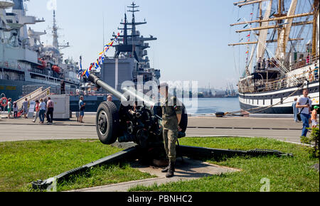 La Russie, Vladivostok, 07/28/2018. Sur le canon moderne le Navy Pier de la Flotte du Pacifique russe. Voilier amarré' et 'Pallada cuirassé moderne sont sur b Banque D'Images