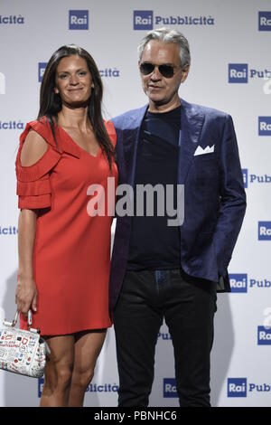 Andrea Bocelli assiste à la présentation du programme 2018/2019 DE LA RAI Avec : Veronica Berti Où : Milan, Italie Quand : 27 Oct 2018 Credit : IPA/WENN.com **Uniquement disponible pour publication au Royaume-Uni, USA, Allemagne, Autriche, Suisse** Banque D'Images