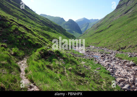 Un an Grianan du chemin dans les gorges aux côtés Allt Coire Ghiubhasan sur route vers le Chaegaig Mhic Beinn Corbett Glen Etive, les Highlands écossais, Banque D'Images