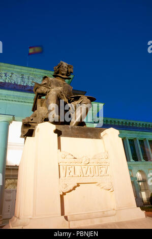 Statue de Velazquez par le musée du Prado, vision de nuit. Madrid. L'Espagne. Banque D'Images