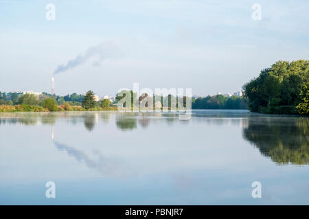 Skyline Nottingham tôt le matin vu de l'est sur la rivière Trent, Lancashire, England, UK Banque D'Images