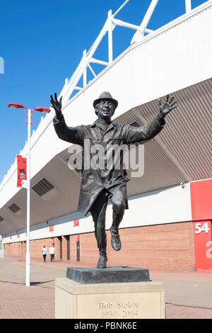 Statue de Bob Stokoe (Sunderland A.F.C. Manager), le stade de la lumière, façon Brasserie Vaux, Sunderland, Tyne et Wear, Angleterre, Royaume-Uni Banque D'Images