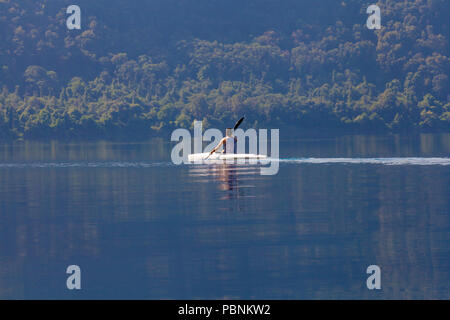 Homme canoë sur le lac - tôt le matin Banque D'Images