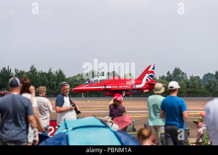 Une seule flèche rouge T1 Hawk de BAE Systems de la Royal Air Force en roulant sur la piste à RIAT Fairford 2018, UK, avec les spectateurs à la recherche sur. Banque D'Images