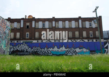 DETROIT, MICHIGAN, UNITED STATES - 22 MAI 2018 : bâtiment abandonné de graffitis au centre-ville d'Detorit Banque D'Images