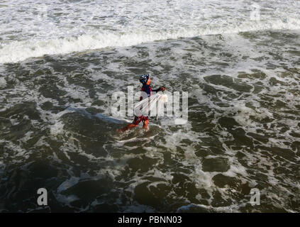 La bande de Gaza, Gaza. 29 juillet, 2018. Un pêcheur palestinien jette son filet pendant le coucher du soleil dans la ville de Gaza/Alwaheidi Crédit : Nidal Pacific Press/Alamy Live News Banque D'Images