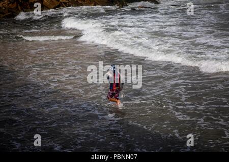 La bande de Gaza, Gaza. 29 juillet, 2018. Un pêcheur palestinien jette son filet pendant le coucher du soleil dans la ville de Gaza/Alwaheidi Crédit : Nidal Pacific Press/Alamy Live News Banque D'Images